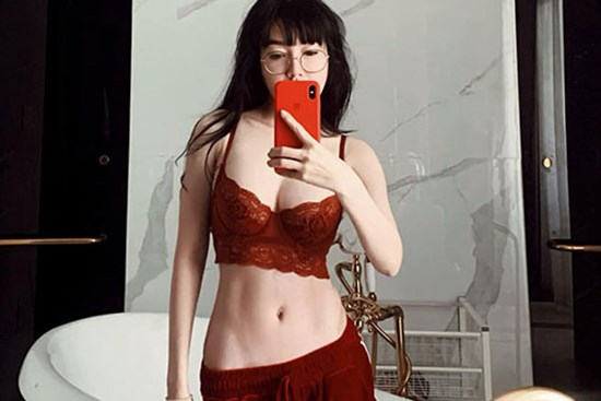Gái 2 con Elly Trần đăng ảnh khoe thân hình 