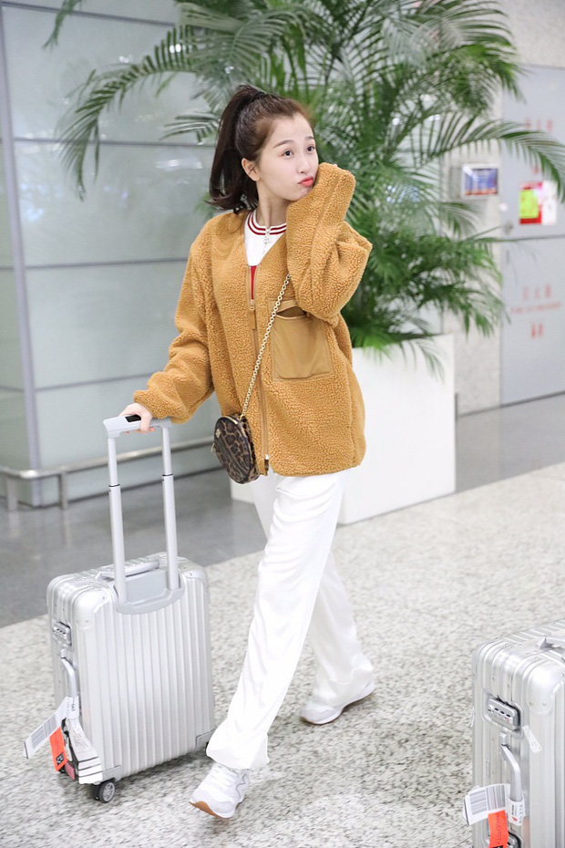 Hé lộ căn hộ Thượng Hải siêu sang của Thánh lố Ngu Thư Hân: Ngập tràn hàng hiệu, không khác gì trung tâm mua sắm-1