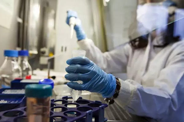 Thêm 3 người mắc Covid-19: Bác sĩ điều trị cho người mắc Covid-19 ở Hà Nội bị nhiễm bệnh-2