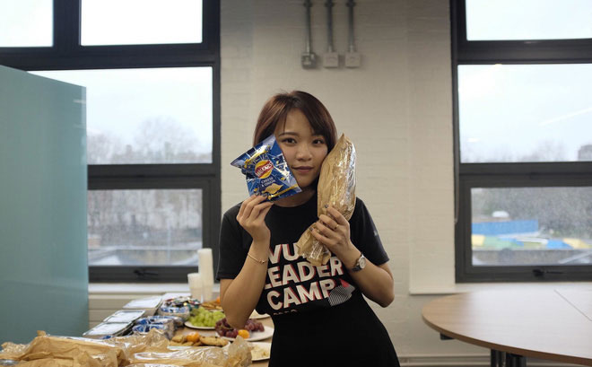 Cặp đôi xem đám hỏi của mình qua video call, chiếc vé về Việt Nam bị hủy sát ngày và những bất ngờ chưa kể-5