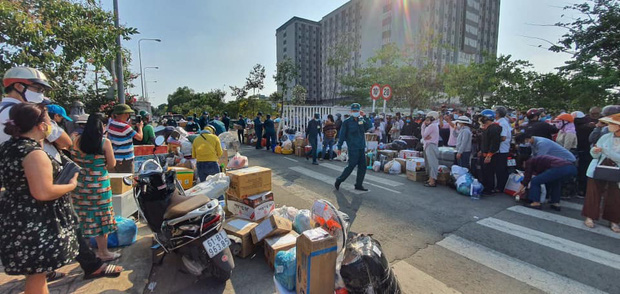 Xôn xao hình ảnh tiếp tế cho người thân trong khu cách ly TP.HCM: Hãy thương những người làm công tác phòng dịch, họ đã đủ mệt rồi!-1