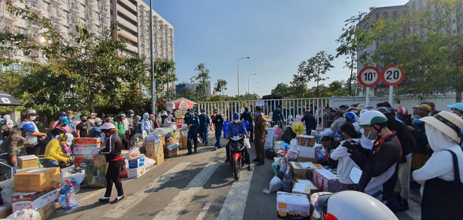 Xôn xao hình ảnh tiếp tế cho người thân trong khu cách ly TP.HCM: Hãy thương những người làm công tác phòng dịch, họ đã đủ mệt rồi!-2