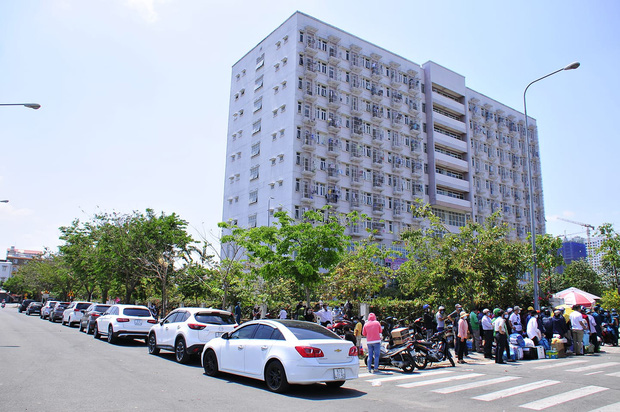 Xôn xao hình ảnh tiếp tế cho người thân trong khu cách ly TP.HCM: Hãy thương những người làm công tác phòng dịch, họ đã đủ mệt rồi!-4