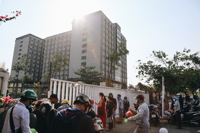 Xôn xao hình ảnh tiếp tế cho người thân trong khu cách ly TP.HCM: Hãy thương những người làm công tác phòng dịch, họ đã đủ mệt rồi!-6