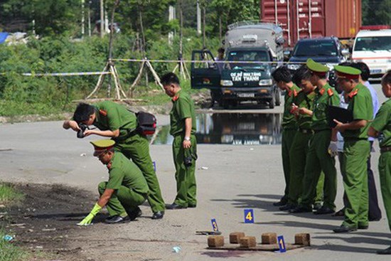 Thanh niên dùng roi điện tấn công nữ tài xế Grab rồi cướp xe trước căn biệt thự ở Sài Gòn