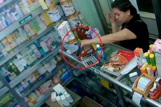 Người phụ nữ vào tiệm thuốc rồi trộm luôn điện thoại