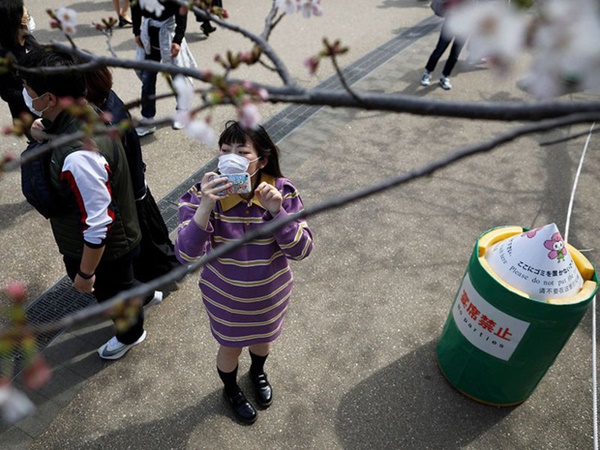 Bỏ ngoài tai những khuyến cáo về dịch bệnh Covid-19, hàng ngàn người dân Nhật vẫn tụ tập ngắm hoa anh đào và xem kickboxing-3