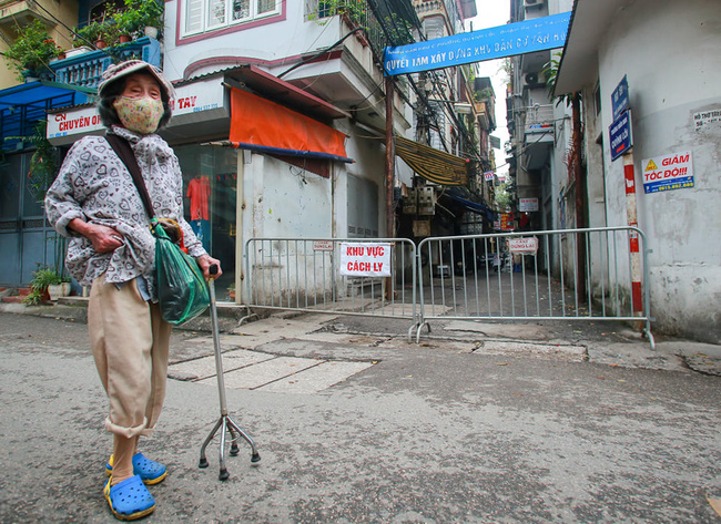 Nơi nữ nhân viên y tế dương tính với Covid-19, người dân lắp đặt những vách ngăn trong suốt bằng nilon để hạn chế việc tiếp xúc trực tiếp với mọi người-1