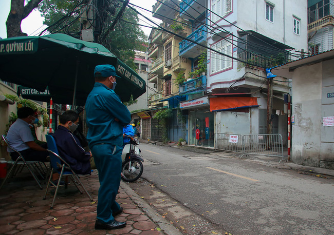 Nơi nữ nhân viên y tế dương tính với Covid-19, người dân lắp đặt những vách ngăn trong suốt bằng nilon để hạn chế việc tiếp xúc trực tiếp với mọi người-3