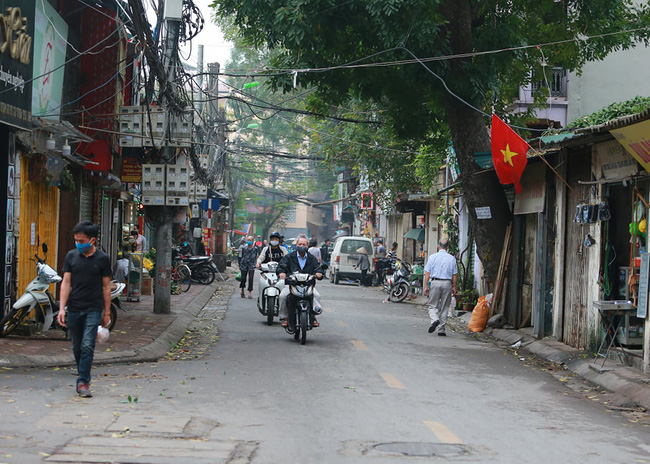 Nơi nữ nhân viên y tế dương tính với Covid-19, người dân lắp đặt những vách ngăn trong suốt bằng nilon để hạn chế việc tiếp xúc trực tiếp với mọi người-4