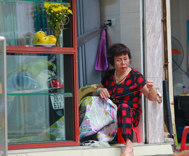 Nơi nữ nhân viên y tế dương tính với Covid-19, người dân lắp đặt những vách ngăn trong suốt bằng nilon để hạn chế việc tiếp xúc trực tiếp với mọi người-5