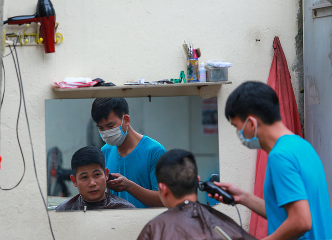 Nơi nữ nhân viên y tế dương tính với Covid-19, người dân lắp đặt những vách ngăn trong suốt bằng nilon để hạn chế việc tiếp xúc trực tiếp với mọi người-6