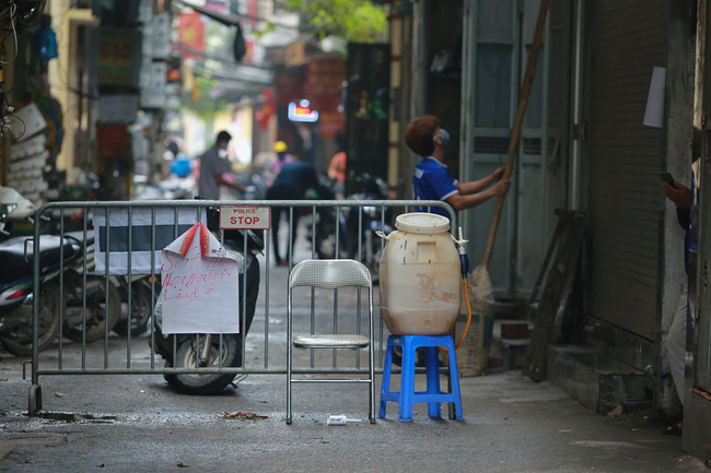 Nơi nữ nhân viên y tế dương tính với Covid-19, người dân lắp đặt những vách ngăn trong suốt bằng nilon để hạn chế việc tiếp xúc trực tiếp với mọi người-12