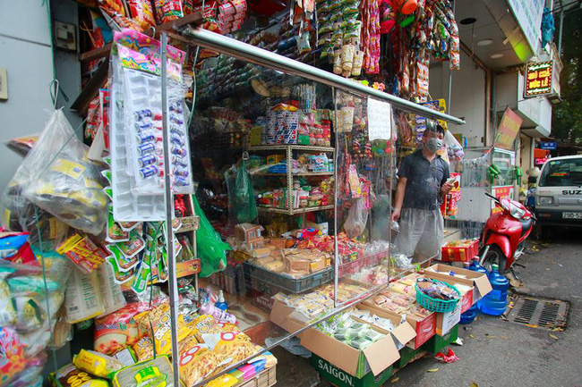 Nơi nữ nhân viên y tế dương tính với Covid-19, người dân lắp đặt những vách ngăn trong suốt bằng nilon để hạn chế việc tiếp xúc trực tiếp với mọi người-9