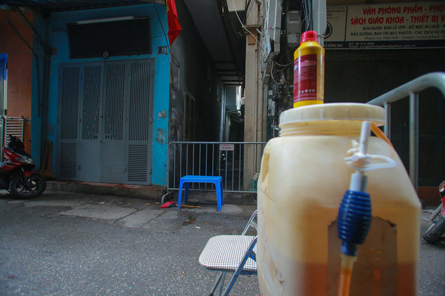 Nơi nữ nhân viên y tế dương tính với Covid-19, người dân lắp đặt những vách ngăn trong suốt bằng nilon để hạn chế việc tiếp xúc trực tiếp với mọi người-15