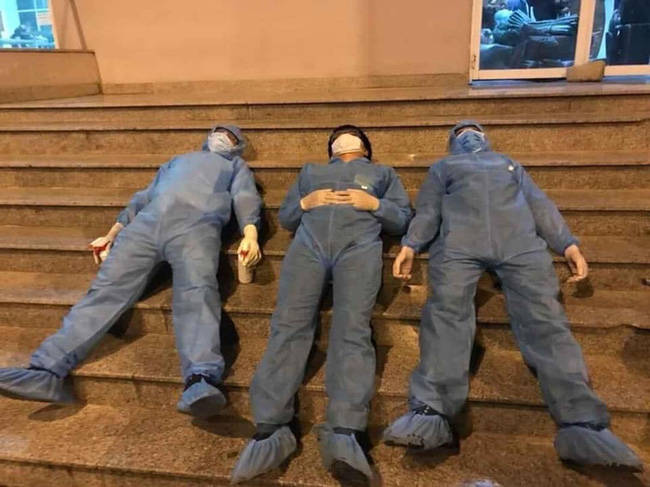 Giấc ngủ bìa carton trên nền gạch của các chiến sĩ dân quân trong khu cách ly KTX Đại học Quốc gia: Trên tay vẫn cầm chai nước sát khuẩn, bộ đồ bảo hộ chưa kịp thay-2