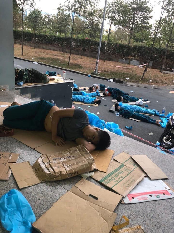 Giấc ngủ bìa carton trên nền gạch của các chiến sĩ dân quân trong khu cách ly KTX Đại học Quốc gia: Trên tay vẫn cầm chai nước sát khuẩn, bộ đồ bảo hộ chưa kịp thay-3