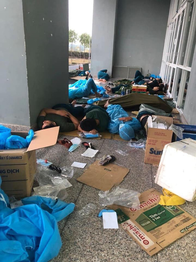 Giấc ngủ bìa carton trên nền gạch của các chiến sĩ dân quân trong khu cách ly KTX Đại học Quốc gia: Trên tay vẫn cầm chai nước sát khuẩn, bộ đồ bảo hộ chưa kịp thay-4