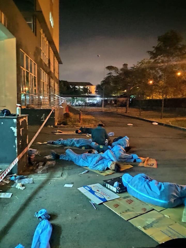 Giấc ngủ bìa carton trên nền gạch của các chiến sĩ dân quân trong khu cách ly KTX Đại học Quốc gia: Trên tay vẫn cầm chai nước sát khuẩn, bộ đồ bảo hộ chưa kịp thay-1