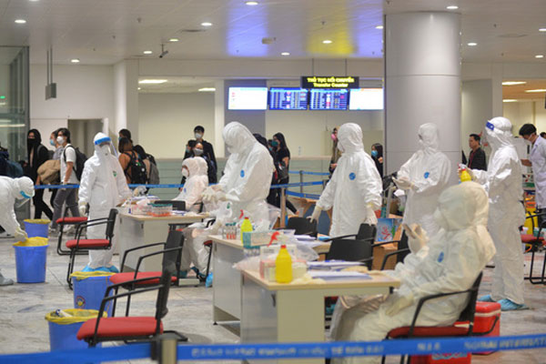 Cận cảnh buổi lấy mẫu xét nghiệm SARS-CoV-2 tại khu cách ly ở TP.HCM-1