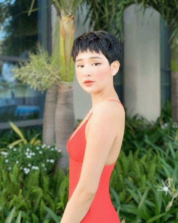 Hết diện đồ khoét ngực, Hiền Hồ lại chọn áo ngắn cũn, tiếp tục thử sức phong cách gợi cảm-4