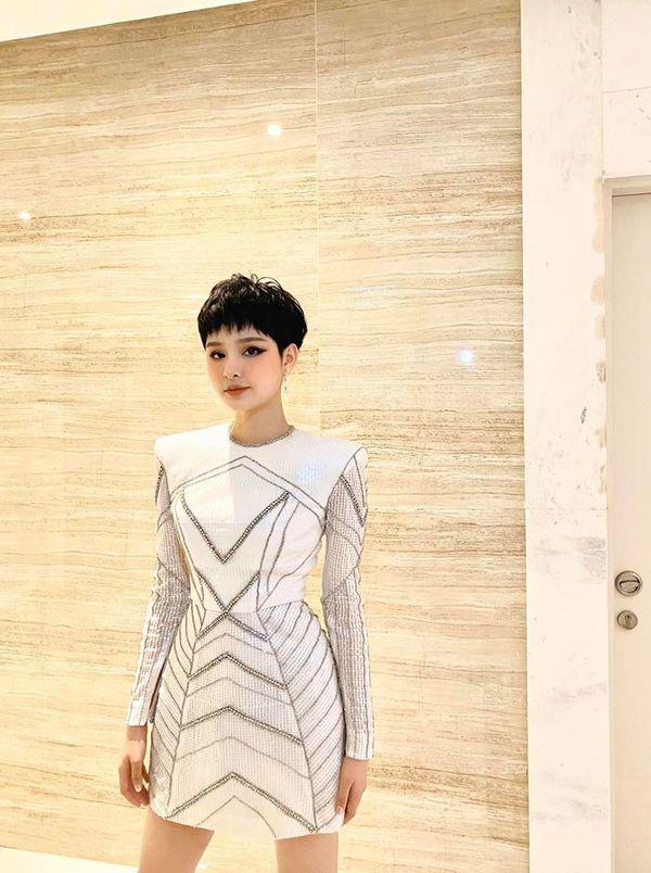 Hết diện đồ khoét ngực, Hiền Hồ lại chọn áo ngắn cũn, tiếp tục thử sức phong cách gợi cảm-12