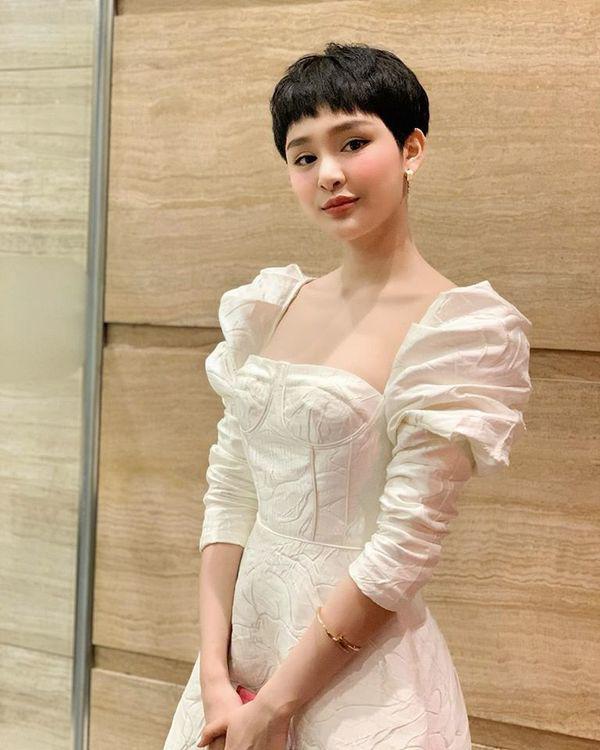 Hết diện đồ khoét ngực, Hiền Hồ lại chọn áo ngắn cũn, tiếp tục thử sức phong cách gợi cảm-9