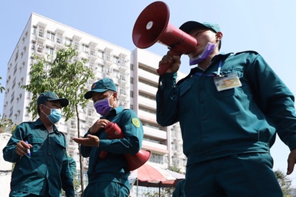 Vượt hơn 100 km lên TP.HCM xin tiếp tế ổ điện, cục phát Wi-Fi cho con-1