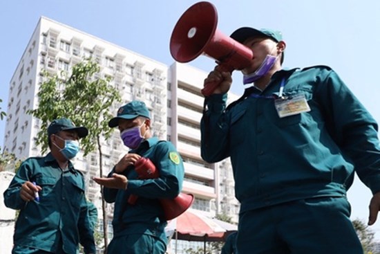 Dân quân phát loa khản cổ ở nơi nhận tiếp tế