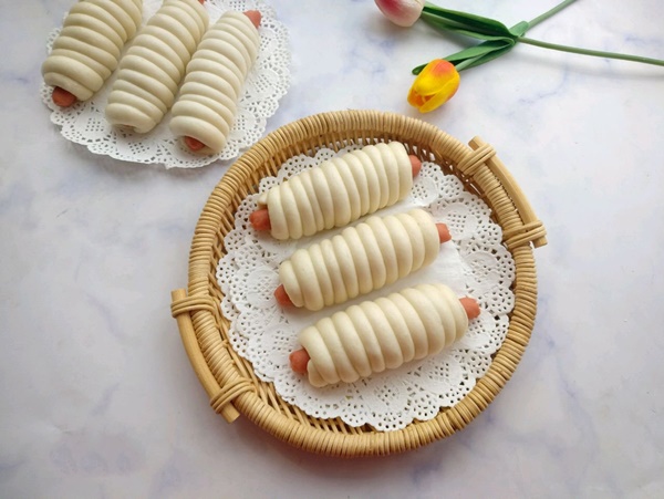 Khỏi lo sáng mai ăn gì với món bánh bao cuộn xúc xích ngon miễn chê-5