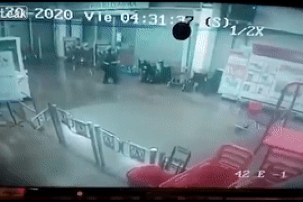 Lao xe tông nát cửa hàng để cướp