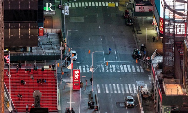 Nước Mỹ vắng vẻ lạ thường giữa đại dịch Covid-19: Những quảng trường, con đường, khu vui chơi nổi tiếng nay không một bóng người-1