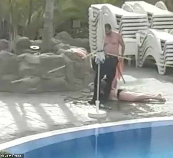 Không tuân thủ lệnh cách ly vì Covid-19 còn thong thả đi bơi, người phụ nữ làm trò cười cho thiên hạ khi bị đuổi bắt quanh hồ bơi-3