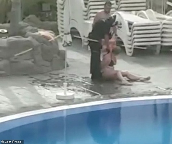 Không tuân thủ lệnh cách ly vì Covid-19 còn thong thả đi bơi, người phụ nữ làm trò cười cho thiên hạ khi bị đuổi bắt quanh hồ bơi-4