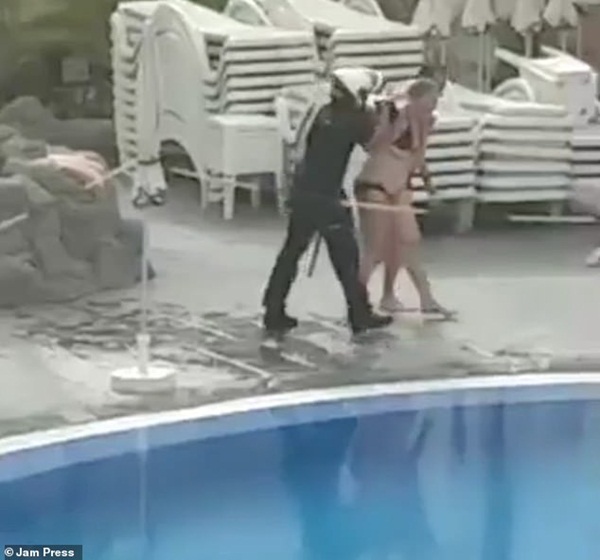 Không tuân thủ lệnh cách ly vì Covid-19 còn thong thả đi bơi, người phụ nữ làm trò cười cho thiên hạ khi bị đuổi bắt quanh hồ bơi-5