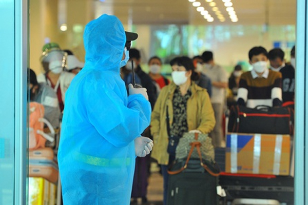 Bữa ăn khuya đơn giản mà ấm áp sau 1 ngày dài căng mình trong khu cách ly của các chiến sĩ: Nồi cháo trắng, gói bim bim cùng chai nước lọc-4