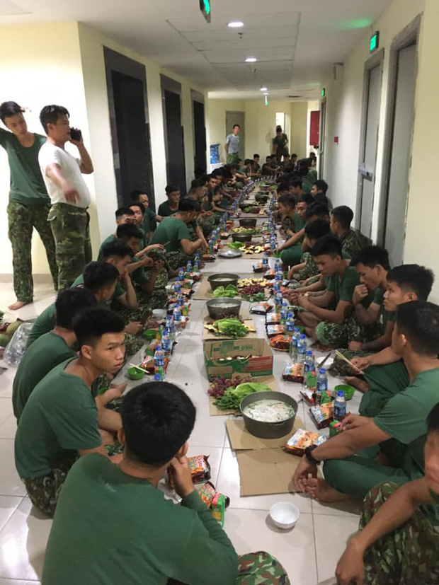 Bữa ăn khuya đơn giản mà ấm áp sau 1 ngày dài căng mình trong khu cách ly của các chiến sĩ: Nồi cháo trắng, gói bim bim cùng chai nước lọc-3