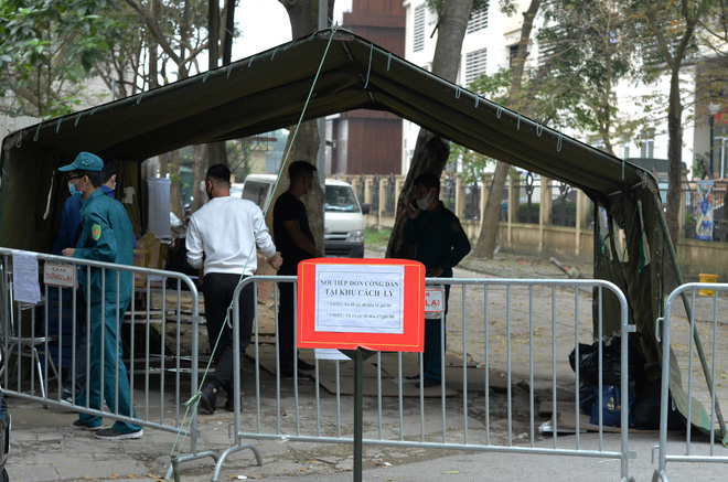 Đội mưa gửi đồ tiếp tế cho người thân trong khu cách ly Pháp Vân - Tứ Hiệp-4