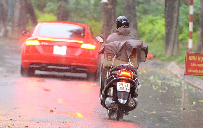 Đội mưa gửi đồ tiếp tế cho người thân trong khu cách ly Pháp Vân - Tứ Hiệp-12