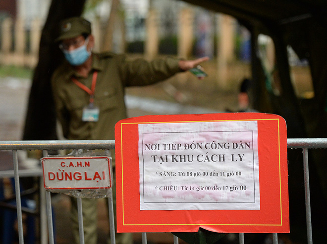 Đội mưa gửi đồ tiếp tế cho người thân trong khu cách ly Pháp Vân - Tứ Hiệp-15