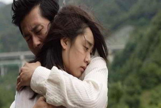 Một tuần nay vợ đi làm về trễ, lúc nào cũng kêu mệt mỏi, nghi ngờ vợ ngoại tình nên tôi đã đến công ty của cô ấy để rồi cay mắt khi biết sự thật