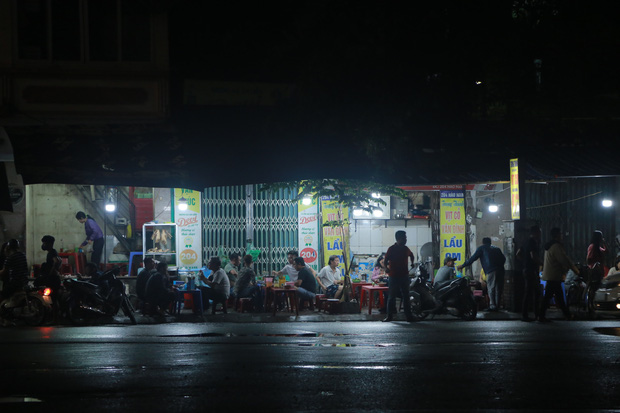 Ảnh: Hà Nội vẫn xuất hiện tình trạng tụ tập ăn nhậu, trà chanh chém gió giữa thời điểm dịch Covid-19 diễn biến phức tạp-3