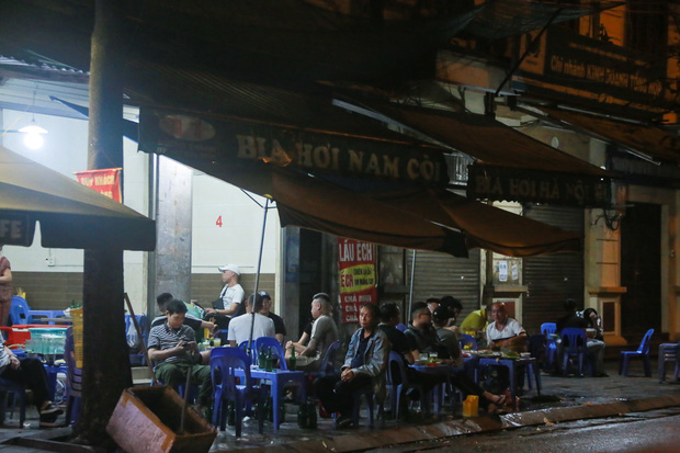 Ảnh: Hà Nội vẫn xuất hiện tình trạng tụ tập ăn nhậu, trà chanh chém gió giữa thời điểm dịch Covid-19 diễn biến phức tạp-4