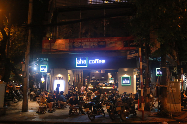 Ảnh: Hà Nội vẫn xuất hiện tình trạng tụ tập ăn nhậu, trà chanh chém gió giữa thời điểm dịch Covid-19 diễn biến phức tạp-7