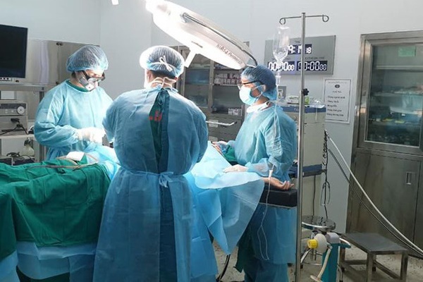 Ca mổ đặc biệt tại khu cách ly của Bệnh viện Bệnh Nhiệt đới Trung ương-1