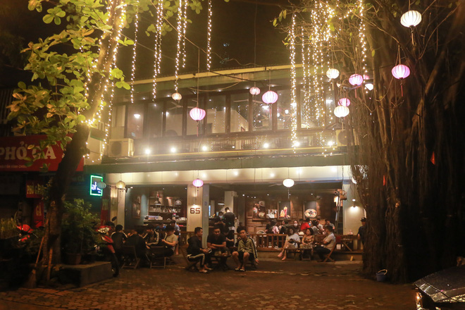 Ảnh: Hà Nội vẫn xuất hiện tình trạng tụ tập ăn nhậu, trà chanh chém gió giữa thời điểm dịch Covid-19 diễn biến phức tạp-10