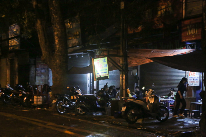 Ảnh: Hà Nội vẫn xuất hiện tình trạng tụ tập ăn nhậu, trà chanh chém gió giữa thời điểm dịch Covid-19 diễn biến phức tạp-12