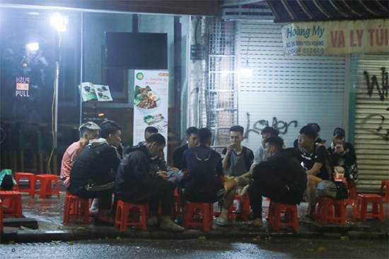 Ảnh: Hà Nội vẫn xuất hiện tình trạng tụ tập ăn nhậu, trà chanh 