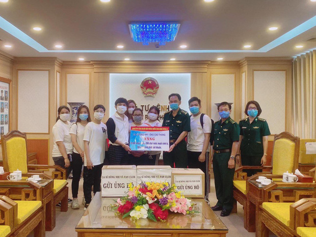 Vợ chồng Đông Nhi - Ông Cao Thắng và fanclub khủng trao tặng 35.000 khẩu trang, loạt vật dụng y tế phòng dịch Covid-19-1
