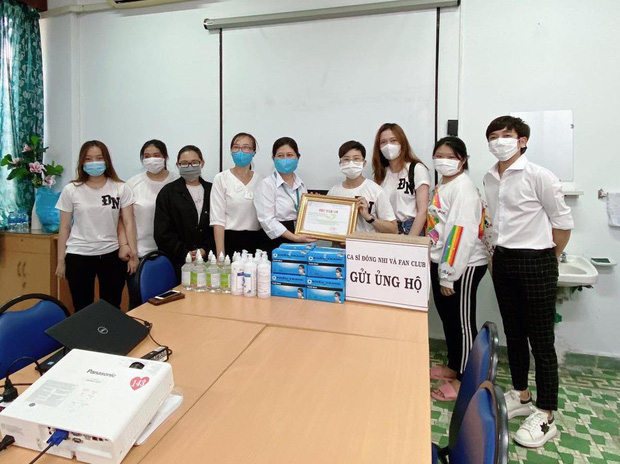 Vợ chồng Đông Nhi - Ông Cao Thắng và fanclub khủng trao tặng 35.000 khẩu trang, loạt vật dụng y tế phòng dịch Covid-19-2
